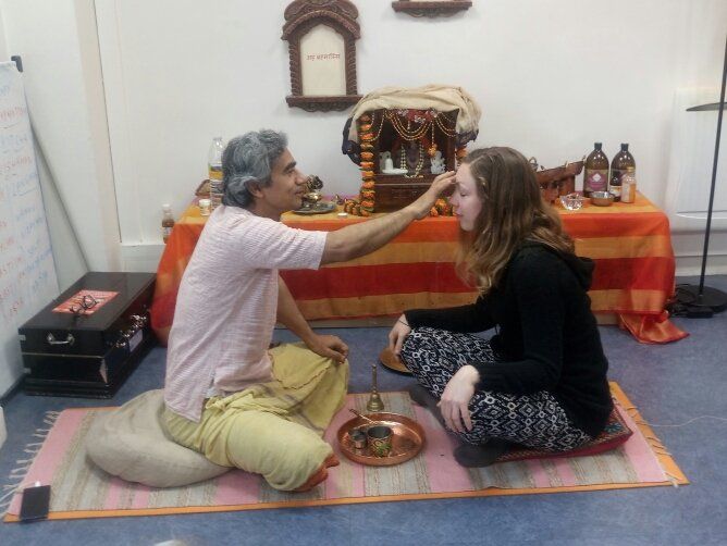 Cérémonie de fin de stage massage chez Yogsansara à Paris avec Rajeev Pant